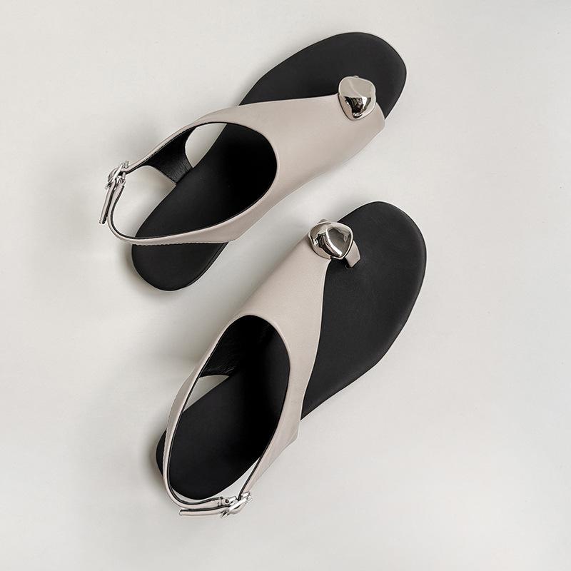 Niche prémiové kovové špičaté ploché chladné pantofle dámské 2025 léto nové ležérní s otevřenou špičkou měkké s přezkou vzadu sandály