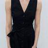 Um Vestido Sem Mangas com Decote em V com um Estilo Feminino Refinado e Elegante para o Trabalho