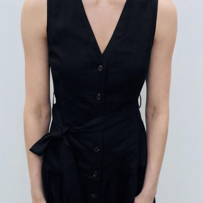 Um Vestido Sem Mangas com Decote em V com um Estilo Feminino Refinado e Elegante para o Trabalho