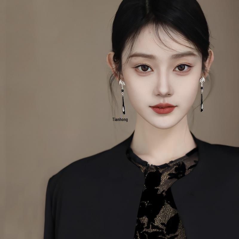 Vintage Chinese-Style Ethnic Women's Long Earrings: Retro Horse Face Skirt Accessories