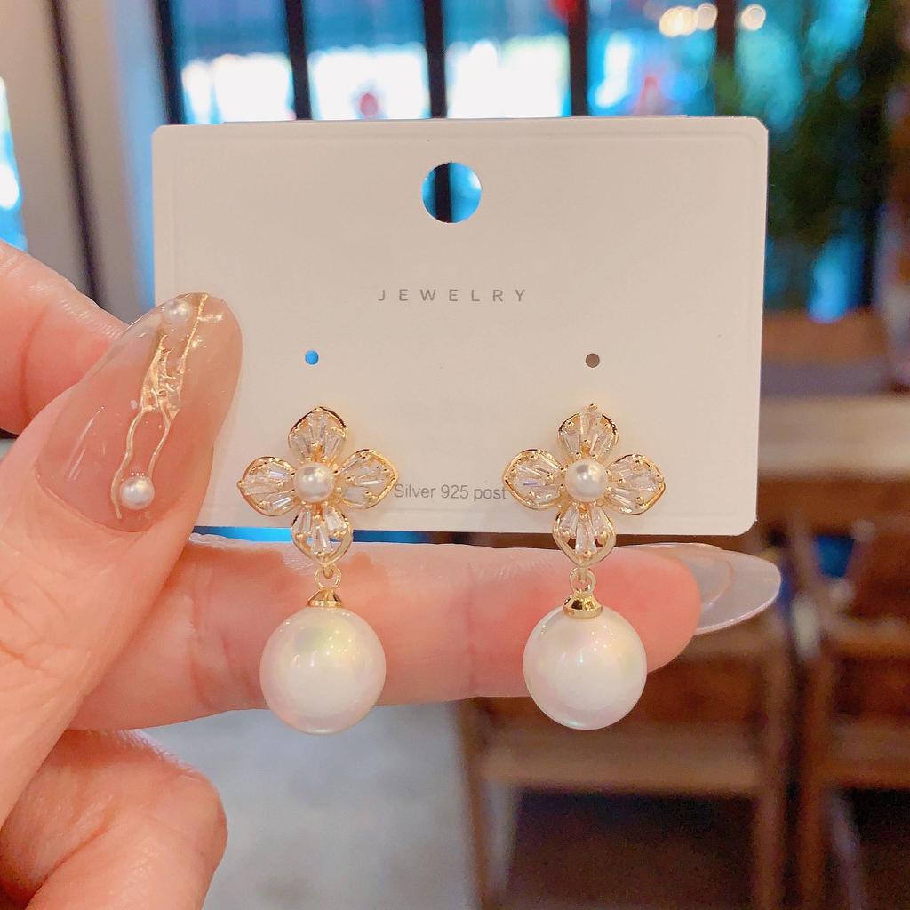 Korean-Style Pearl Four-Leaf Clover Clip-On Earrings: Elegant, Versatile, No Piercing Required, Delicate Fashion Jewelry.