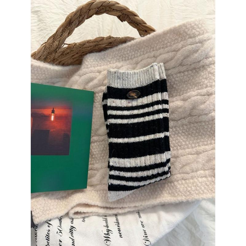 

Женские осенне-зимние толстые теплые носки средней длины из шерсти с точечным узором, на пуговицах и в полоску 1 pair чёрный/белый