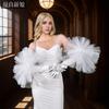 Lange Satin-Opernhandschuhe mit riesiger 3D-Tüllblumenmanschette, Weiß Schwarz Übergröße Rüschen-Tüll Brauthandschuhe für Hochzeit Abendparty Fotoshooting