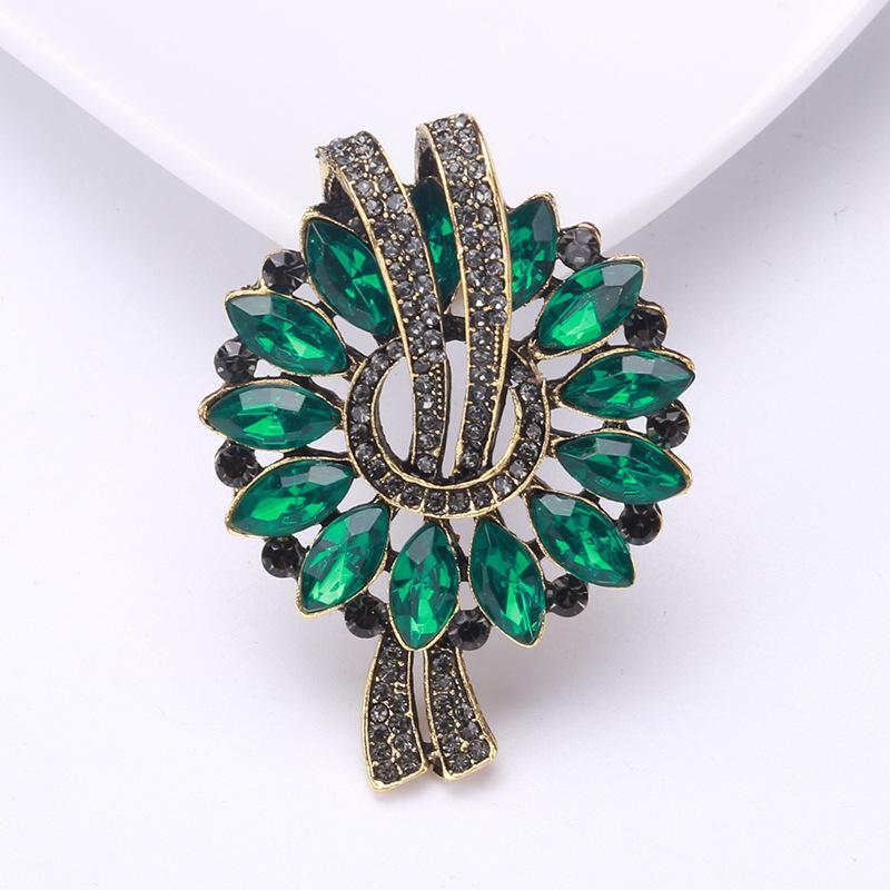 High-end vintage elegant small crystal brooch, fashionable suit jacket, sweater, collar brooch, anti-exposure accessory