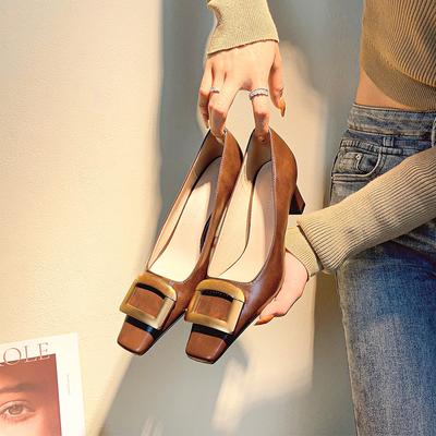 2024 Heißer Verkauf Französische Quadratabsätze Damenmode Pendler Temperament Flache Mündung Dicke Absatzschuhe Metallische Quadratische Schnalle Absätze