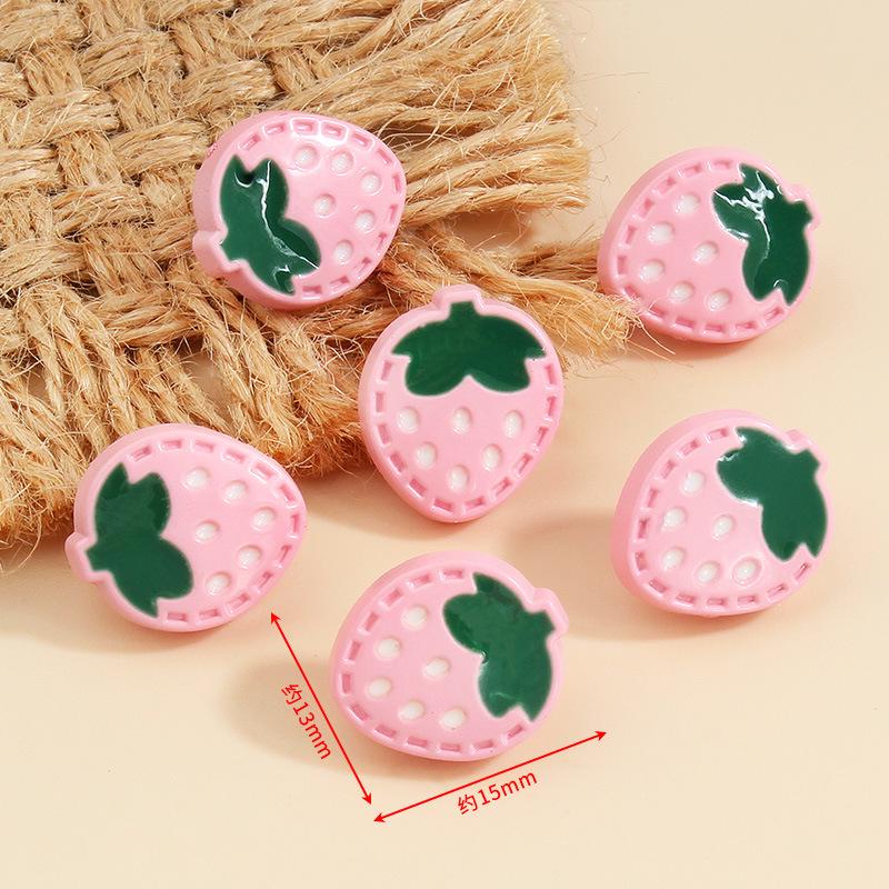 

Детский свитер-кардиган с разноцветными пуговицами в клубничном стиле