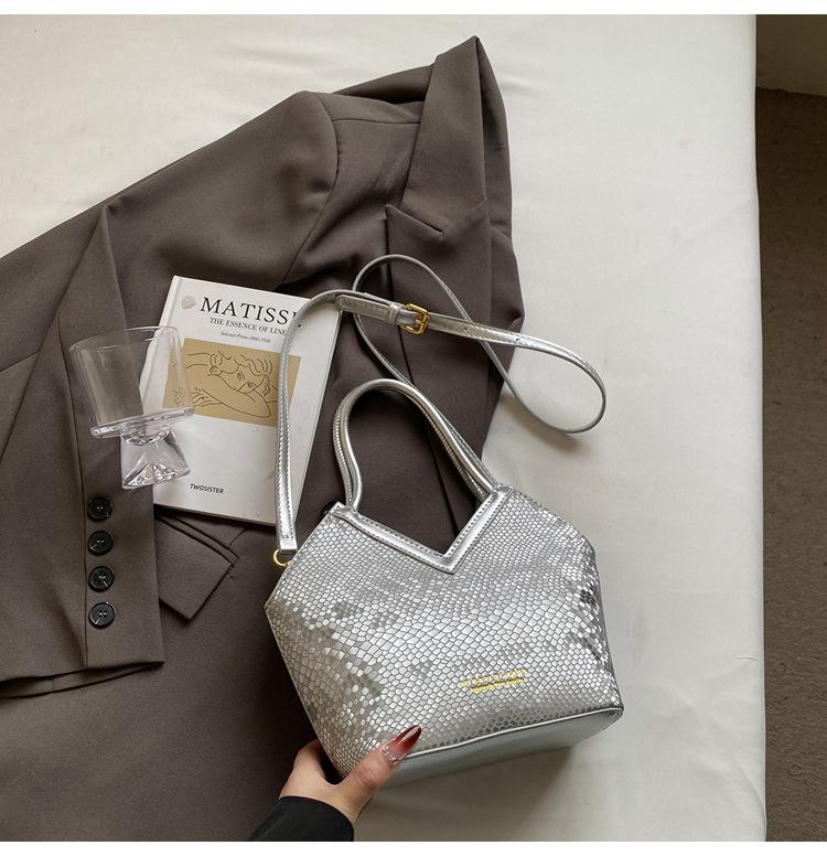 Niche design bag women's new high-end retro shoulder messenger bag portable commuter bucket bag