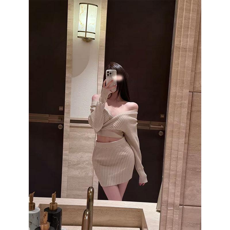 

Chill Qiao er [Sweet and Delicate Mina] Korean V-neck Off-Shoulder Knit Top with Bodycon Skirt Set M