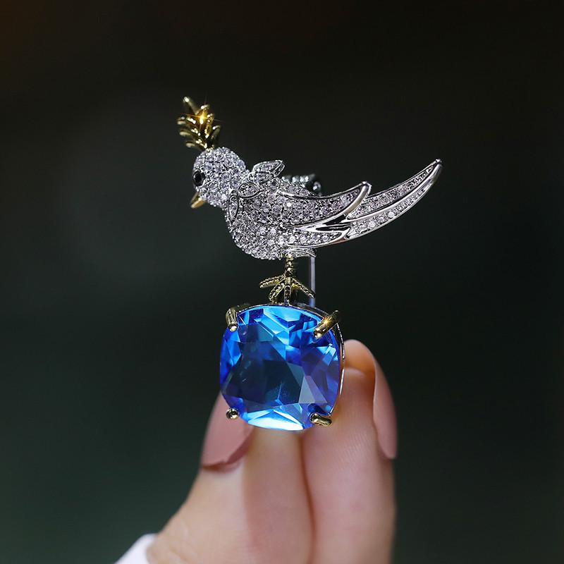 

Men s Temperament Suit Brooch with Micro-Inlaid Zircon and Bird Design