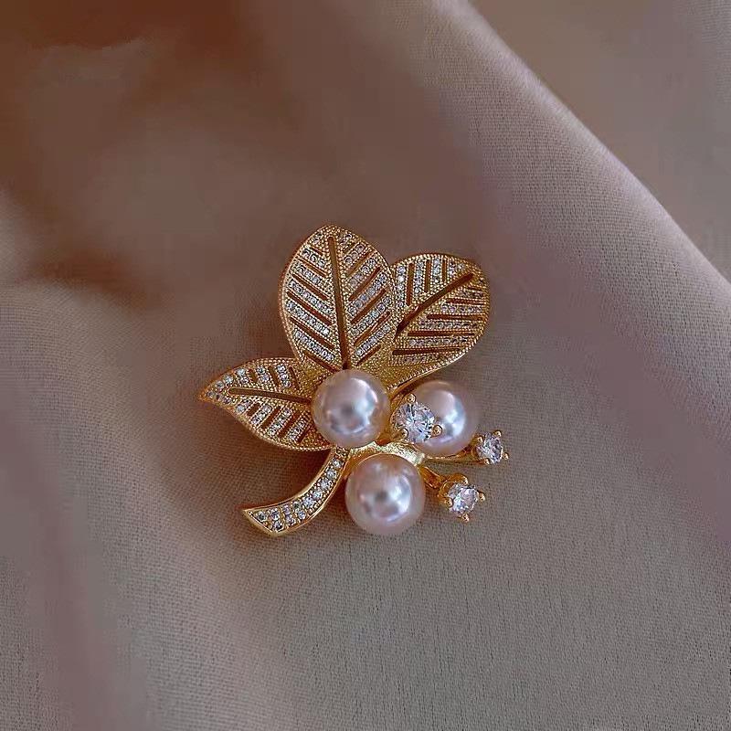 Elegant Pearl Brooch for Women's Suits - High-End Jewelry Pin