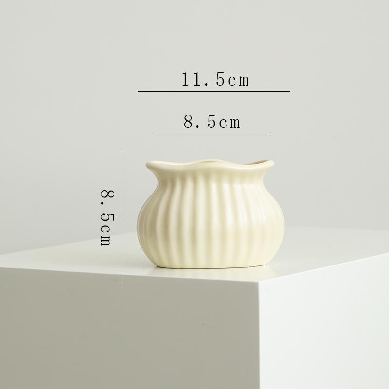 

Elegant Ceramic Vase for Fresh Flower Arrangements - Ideal for Living Room or Dining Table Décor