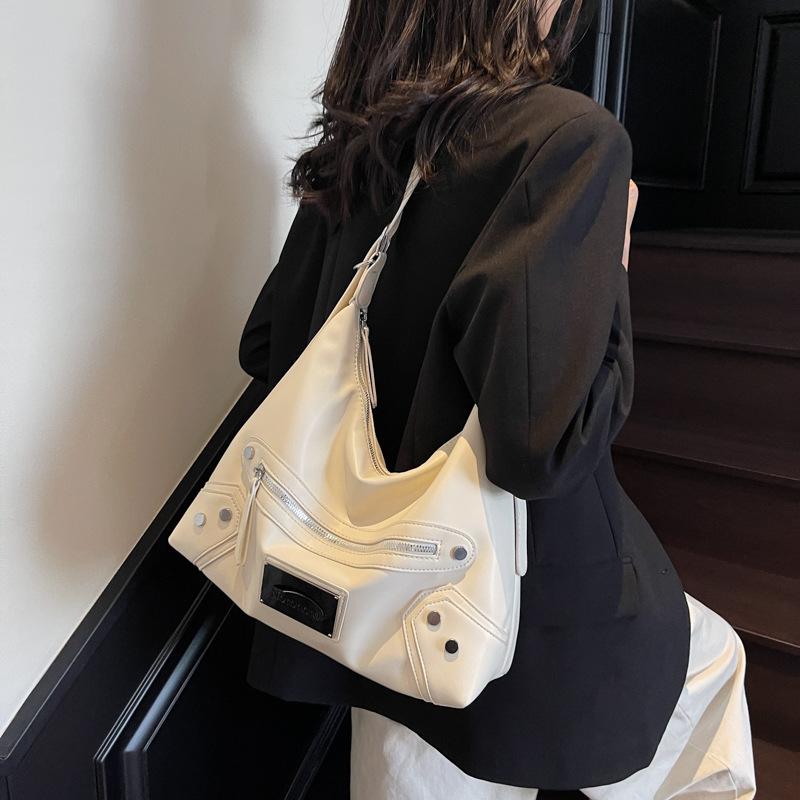 Fashion high-grade texture pu rivet large-capacity women's commuter bag exquisite locomotive underarm shoulder messenger bag