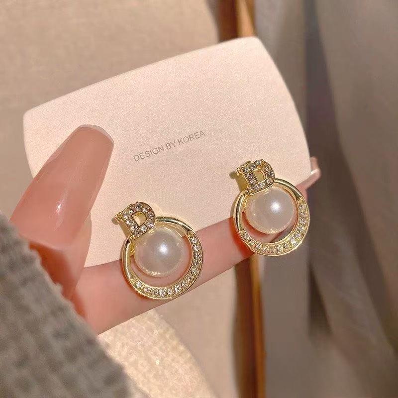 Pendientes de perlas de alta gama de moda Pendientes retro de nicho francés de lujo ligero Pendientes de perlas simples y versátiles para mujer