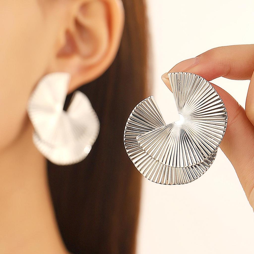 European & American Cold Style Metal Stud Earrings: Retro, High-End, Smooth Design with Personality Ear Cuffs