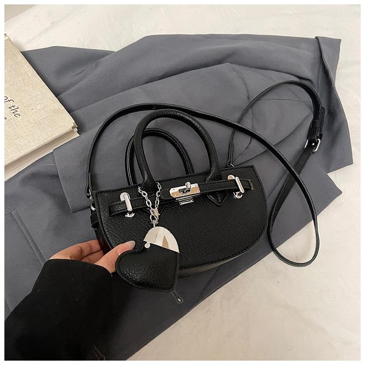Retro portable super fire bag women's 2025 new spring and summer light luxury fashion niche high-end textured messenger bag