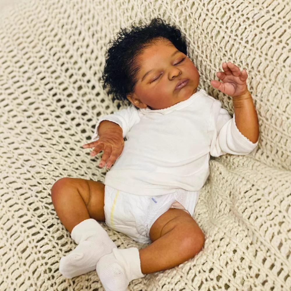 

19-дюймовая кукла-реборн с темным телом из ткани Laura Wear, белый комбинезон, реалистичная спящая новорожденная кукла с укоренившимися афро-волосами, кукла-эмуляция, подарок на день рождения ребенка cloth body