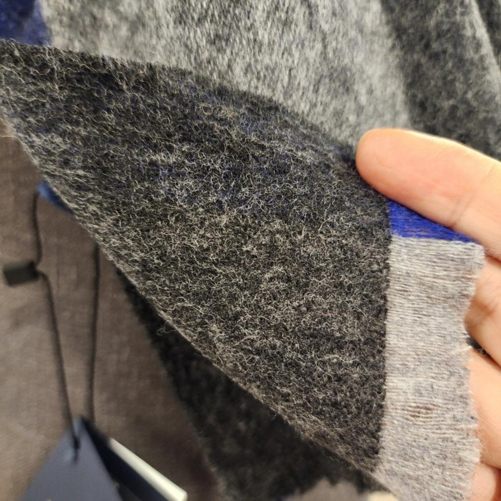 A High-quality 10% Cashmere, 90% Wool, Benbru Striped Long Muffler That's Perfect for a Gift.