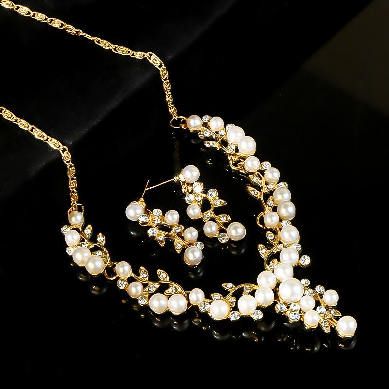 Stylish Pearl Necklace & Earrings Set: Elegant Bridal Accessory