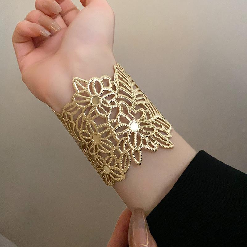 European and American Metal Flower Bracelet Exaggerated Niche High-end Bracelet Arm Ring Design Temperament Jewelry