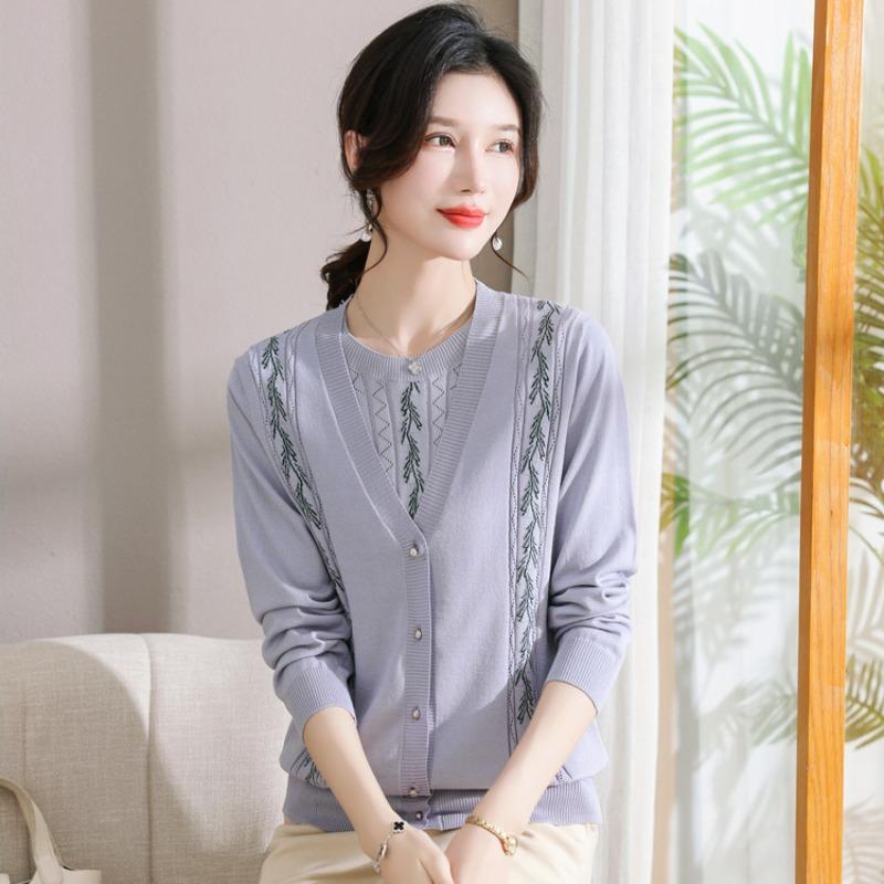 Middle-aged and elderly women's spring and autumn tops, large-size knitted cardigans, middle-aged mother's autumn clothes, short coats, new models