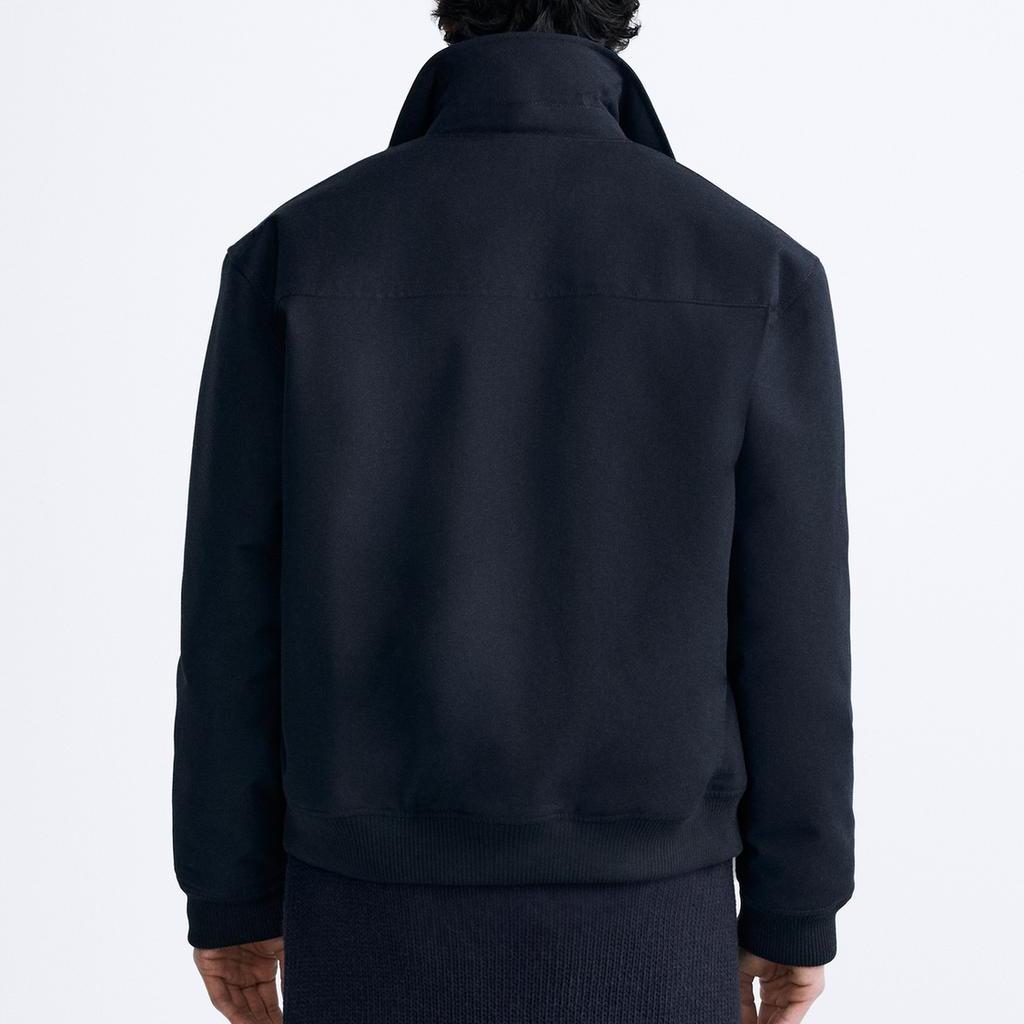 Zara Einfarbige Jacke mit Taschen-Detail, lässigem Revers und langen Ärmeln für Herren, blau 3286501-401