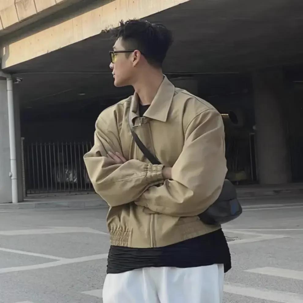 "Męska kurtka 2023 o luźnym kroju z poduszkami na ramionach i metalowym zamkiem błyskawicznym - styl jesienno-zimowy"