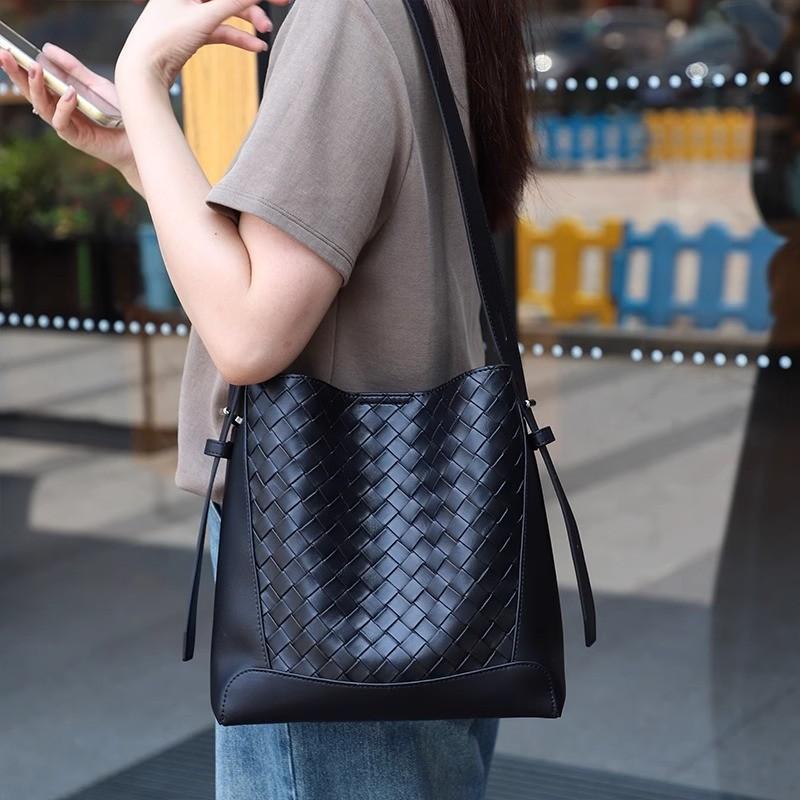 Classic Commuting Versatile Bucket Bag, Wide Shoulder Strap Crossbody Bag, Hand-woven Tote Bag, Women's Single Shoulder