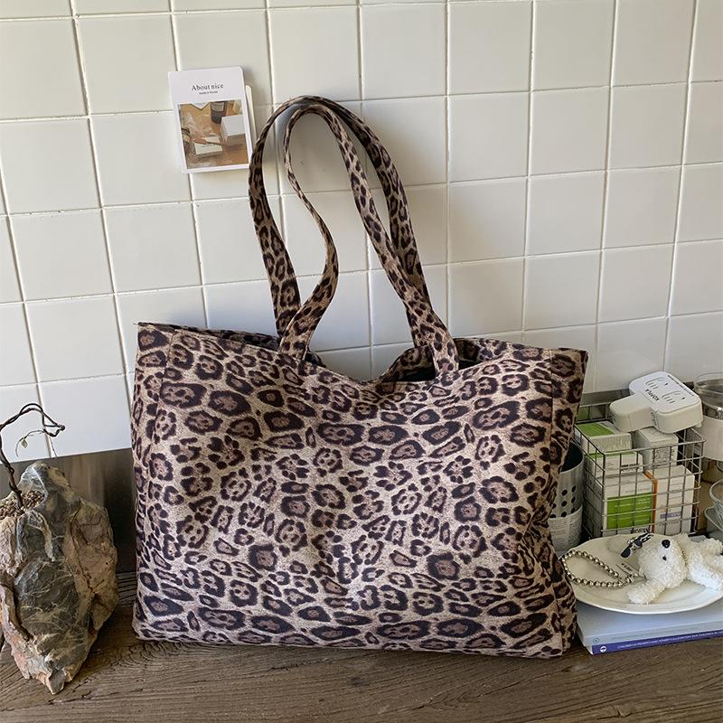 

Leopard print bag new niche design shoulder bag Korean retro commuter tote bag large capacity trendy women s bag