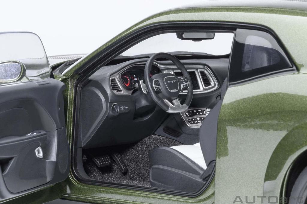 AUTOart Dodge Challenger SRT Jailbreak 2022 Schwarz Gestreift Fertigmodell 71761 1/18 (Metallic Grün/Carbon [F8 GRÜN])