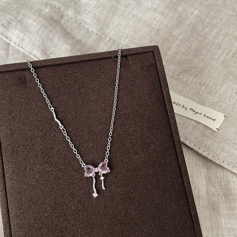 

Ожерелье-бант из розового циркония для женщин, высокая чувственность, ниша, индивидуальность, простота, универсальность, темперамент, мода, цепочка на шею, цепочка на ключицу