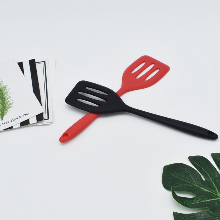 

Small Non-Stick Silicone Slotted Turner with Integrated Handle – Ideal for Steaks and Frying Pans Nordic Green