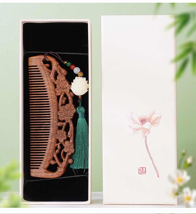 Schwarz-Gold Sandelholz Doppelseitig Geschnitzter Mondkamm, Hochwertige Chinesische Stil Geschenkbox: Auf einer Seite geschnitzt, auf der anderen glattes Haar.