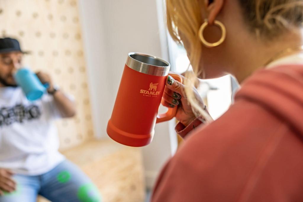Stanley Adventure Big Grip Bierkrug 24 Unzen Isoliert Edelstahl Fasst 2 Dosen Hält Bier Kalt Langlebiger Griff Tiger Lily