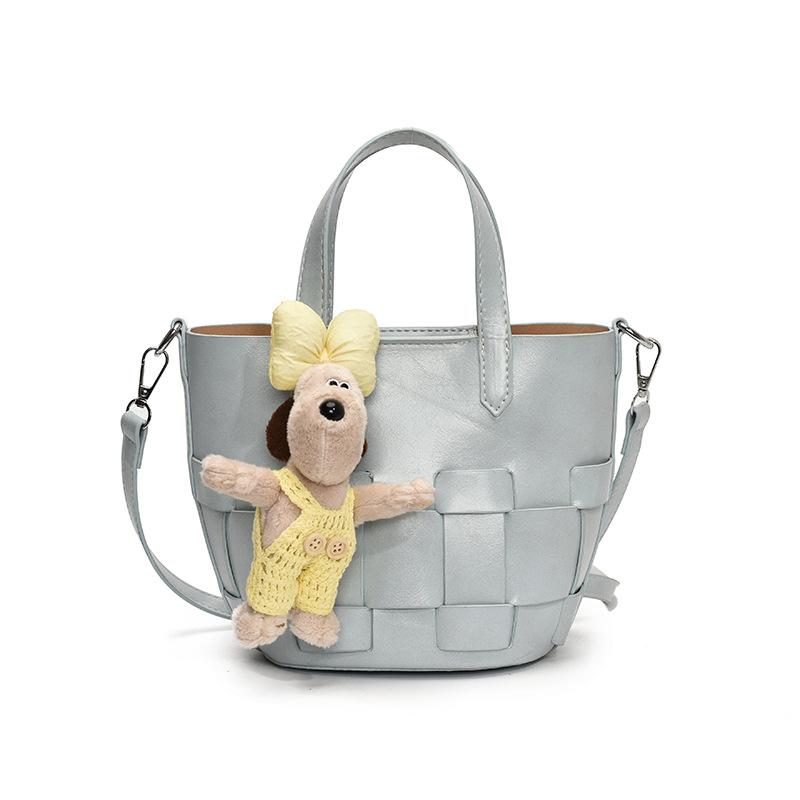Spring and summer casual simple small fresh personalized woven design sense portable bucket bag fashionable versatile commuter messenger bag