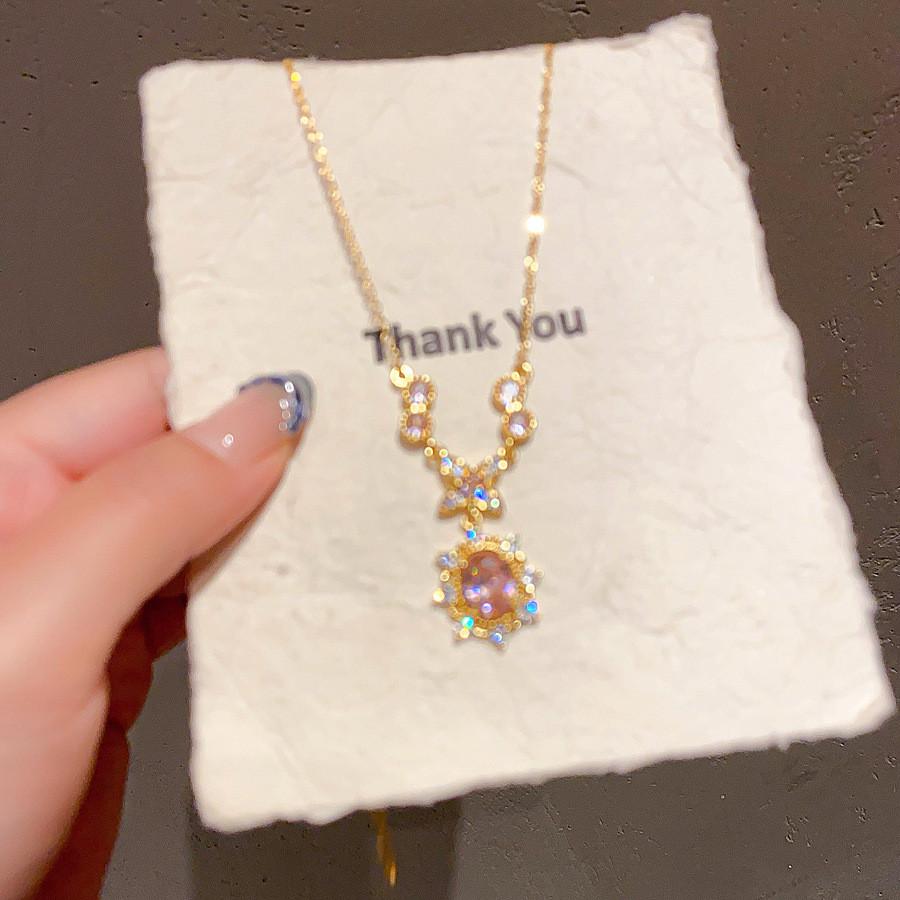 Flower Pendant Necklace With Gold Plating And Zirconia For Elegant Womens Fashion