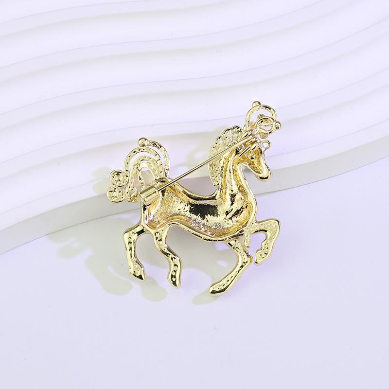 Zodiac Horse Rhinestone-Enamel Brooch: Cute, Creative, Alloy Design.