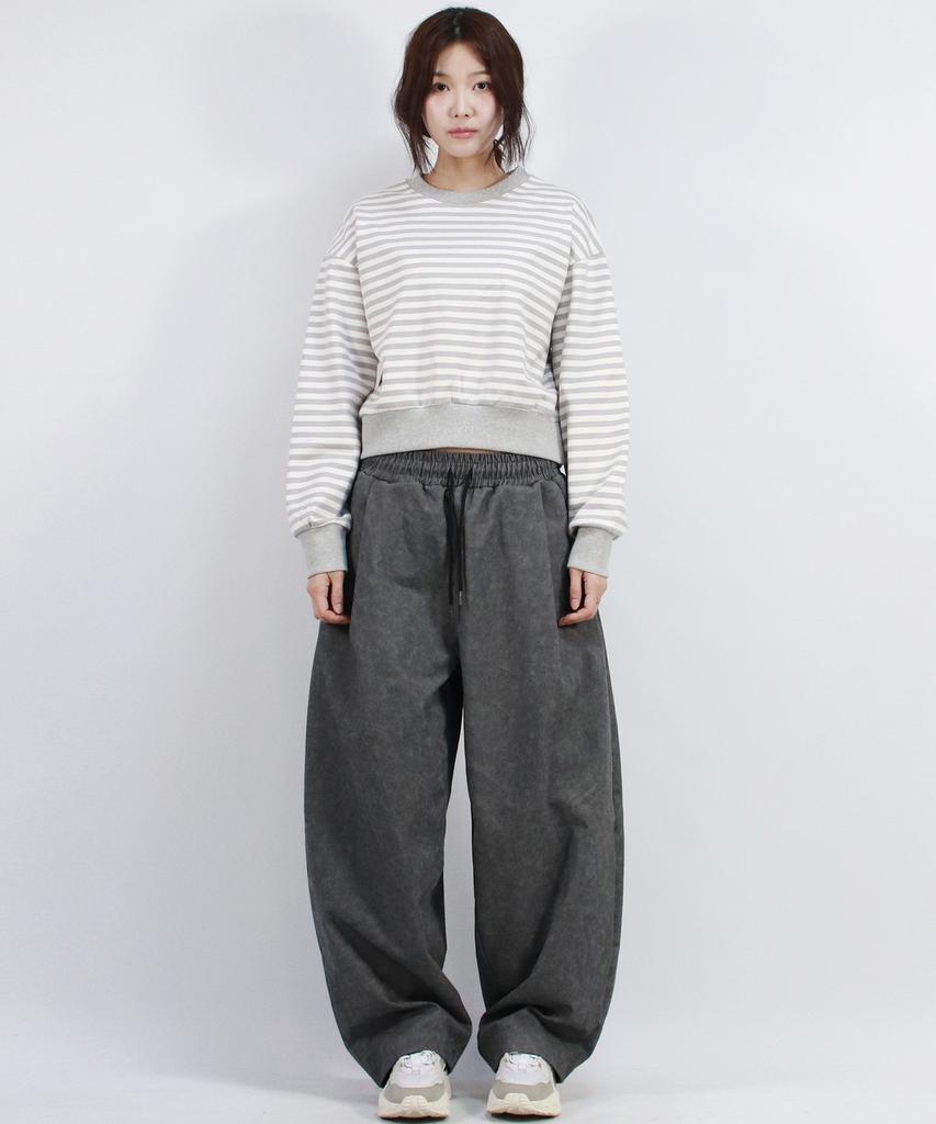 Deumakeu Grunge Washing Side One Tuck Curved Wide Pants Charcoal