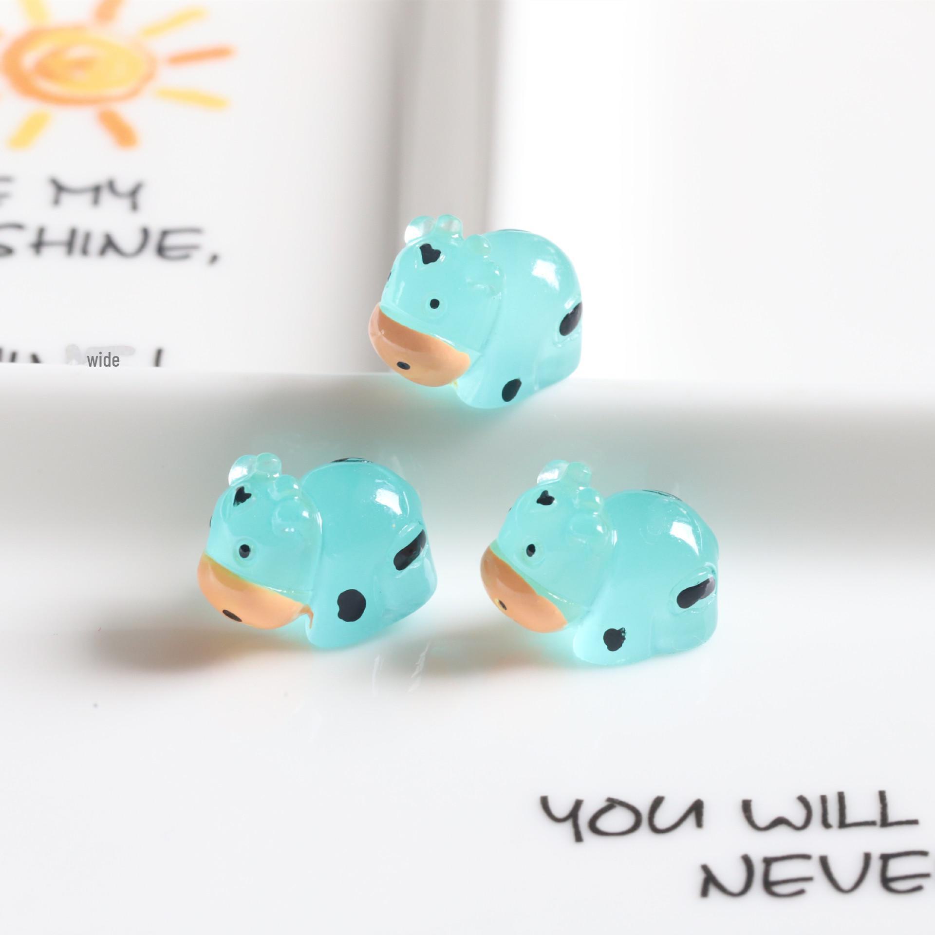 

Очаровательный 3D-брелок с люминесцентной фигуркой коровы и мобильная подвеска в виде глухой коробки. Approx Size: 1.8cm x 1.5cm x 1.0cm