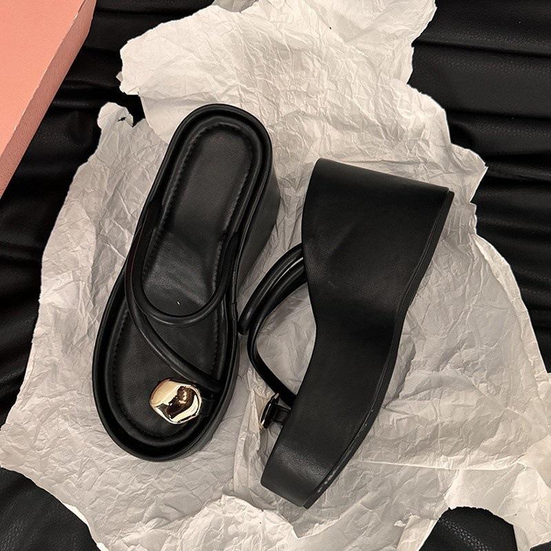 

Клиновидный каблук толстая подошва закрытый носок крутые шлепанцы женские летние носить небольшое увеличение высоты пляжные высокий каблук пляжные сандалии 40 чёрный