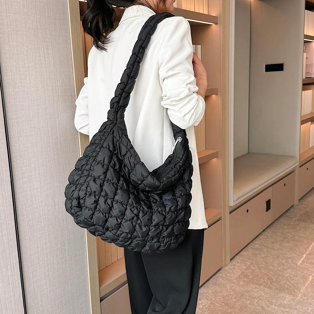 

Женская стеганая сумка через плечо с мягкой подкладкой, плиссированные сумки на плечо с пузырьками и облаками, большая сумка-ведро, дизайнерская сумка, сумки со складками 2024 L-45x31x11cm чёрный