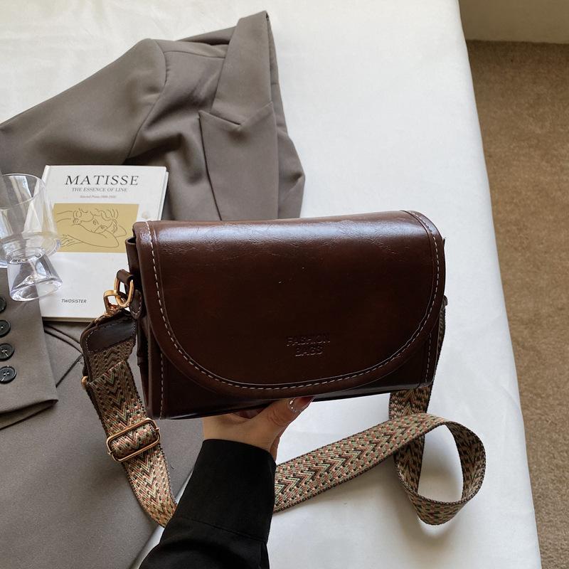 

Сумка-мессенджер на одно плечо 2025 новая модная сумка женская универсальная с широким плечевым ремнем модная маленькая квадратная сумка темно-коричневого