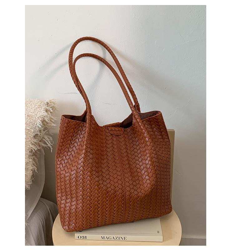 

Retro woven pattern tote oversized bag for women 2025 new autumn large-capacity shoulder bag casual versatile underarm bag коричневый