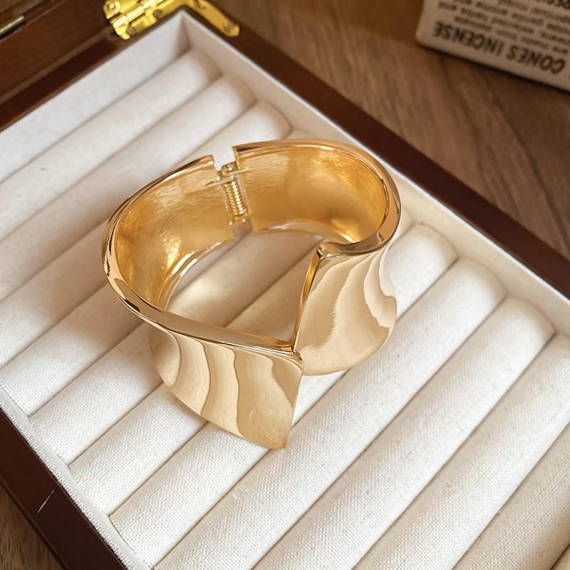 European-American Geometric Metallic Open Bangle: Simple, Versatile, Niche Design Bracelet