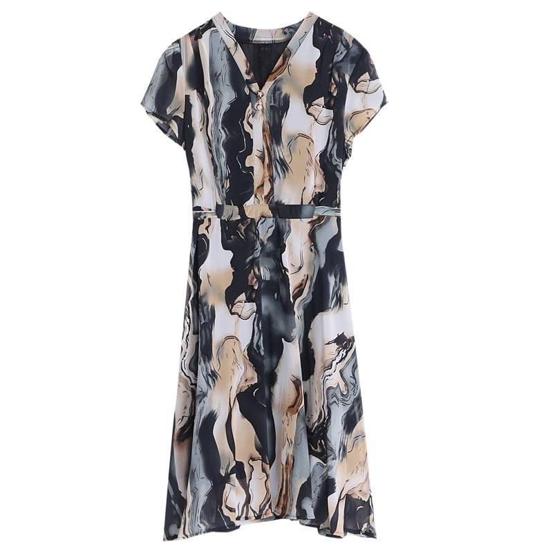 Elegant Summer Outfit: Stylish Short-Sleeved Dress for Middle-Aged Mothers (40s-50s), Wide-Cut and Sophisticated