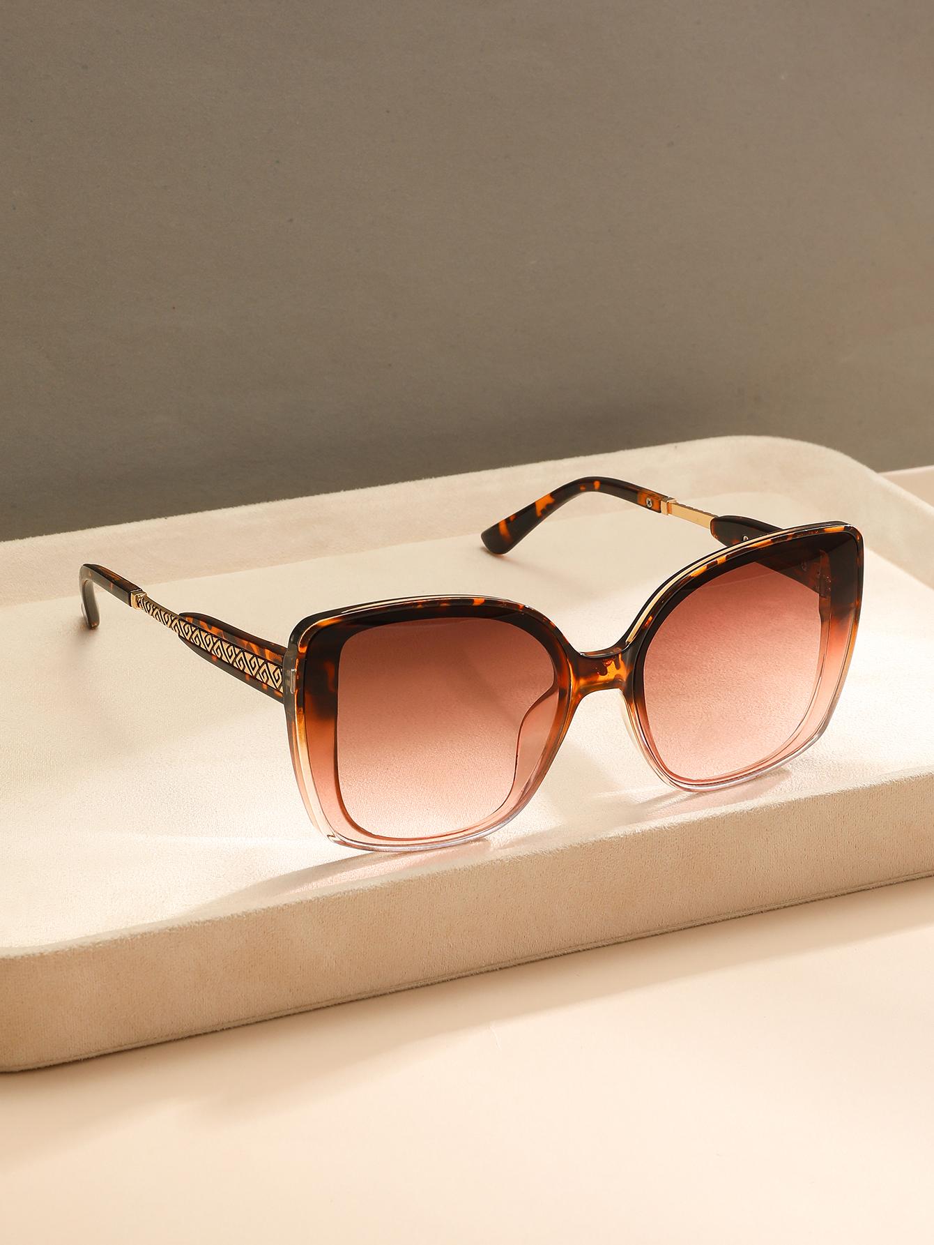 

Retro European And American Large Frame Fashion Glasses with Personalized Arm Design Suitable for Street Photography