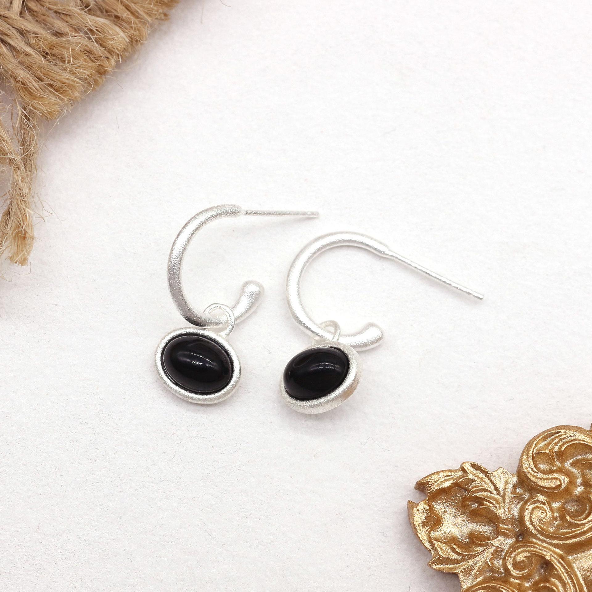

Elegant Oval Agate C-shaped Earrings – Versatile, Delicate, High-end Design
