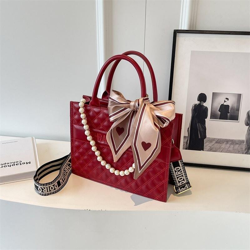 

Elegant Red Wedding Handbag For Brides With Spacious Capacity And Stylish Design