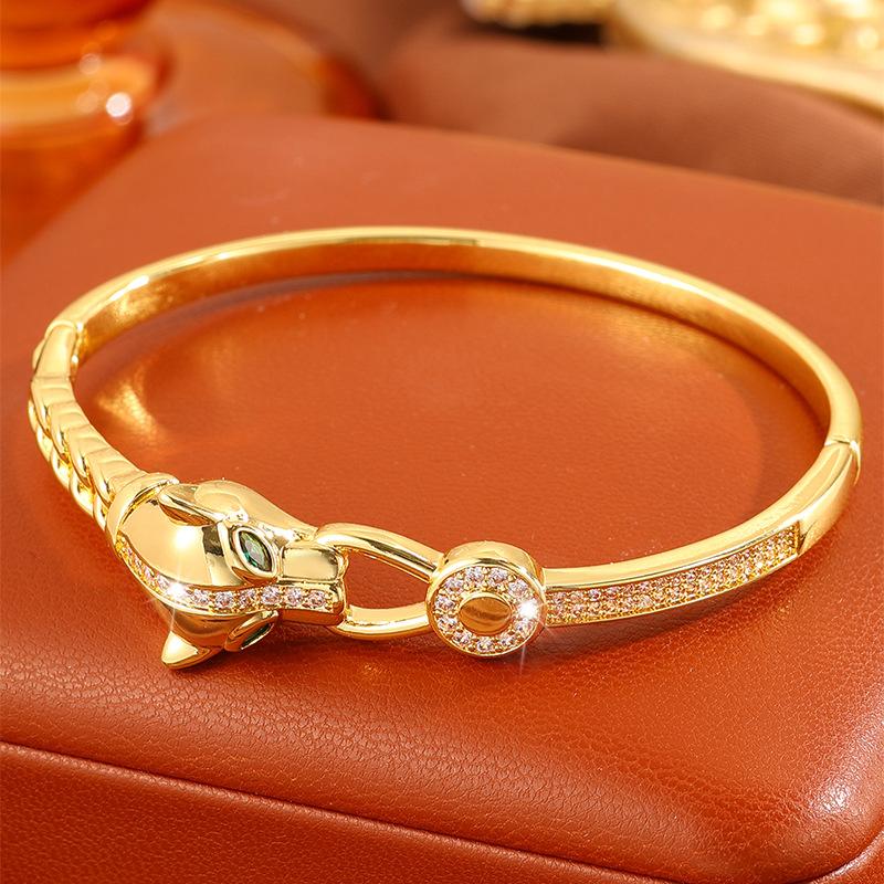 Women's hot-selling bracelets, copper-plated fashionable and simple bracelets, zircon inlaid temperament women's bracelets, popular bracelets.