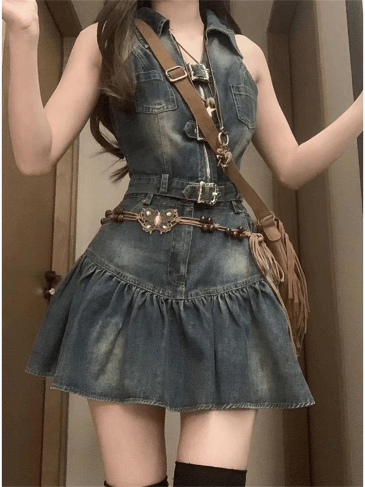 Conjunto de Top de Mezclilla Halter y Minifalda Plisada de Cintura Alta Estilo Retro de Hong Kong para Mujer - Atuendo Dulce y Picante de Dos Piezas para Verano