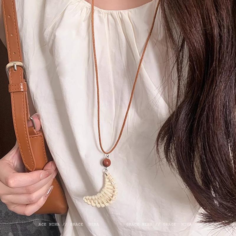 Retro Chinese Tassel Necklace: Unique Ethnic Style Women's High-End Clavicle Chain.